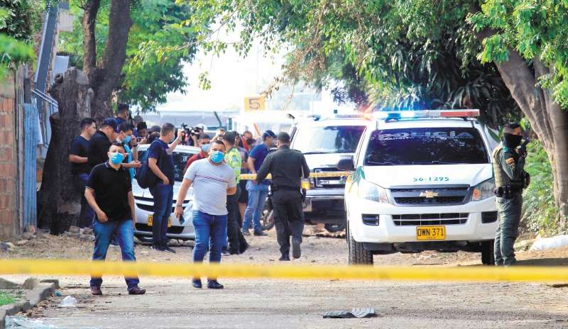 Nos encontramos nuevamente con la tragedia. Dos policías asesinados y un aumento de masacres, extorsiones y amenazas. / Foto: AFP
