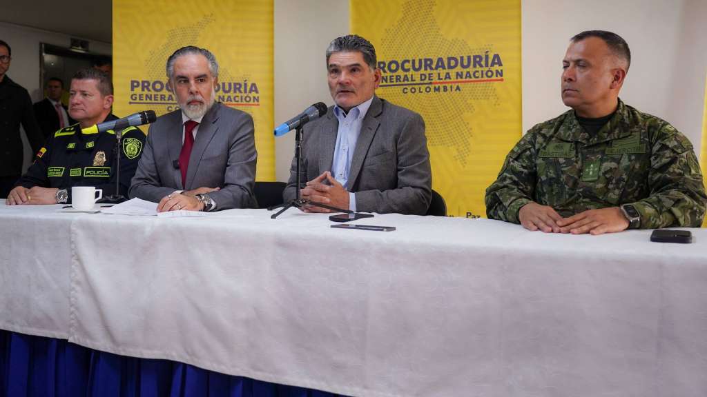 Encuentro del Ministro del Interior, Armando Benedetti, el procurador General, Gregorio Eljach, y delegeados del Ejército, la Policía y la Registraduría para evaluar seguridad de candidatos presidenciales.