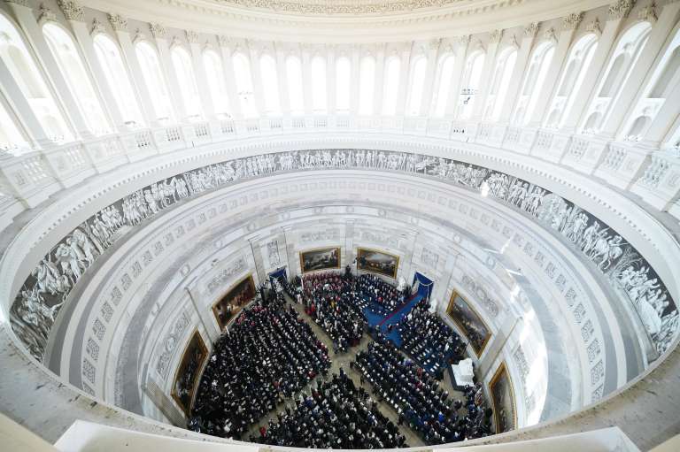 Washington (United States), 20/01/2025.- People attend the Inauguration of U.S. President-elect Donald Trump in the Rotunda of the U.S. Capitol in Washington, DC, USA, 20 January 2025. Donald Trump takes office for his second term as the 47th president of the United States. (Estados Unidos) EFE/EPA/ANDREW HARNIK / POOL