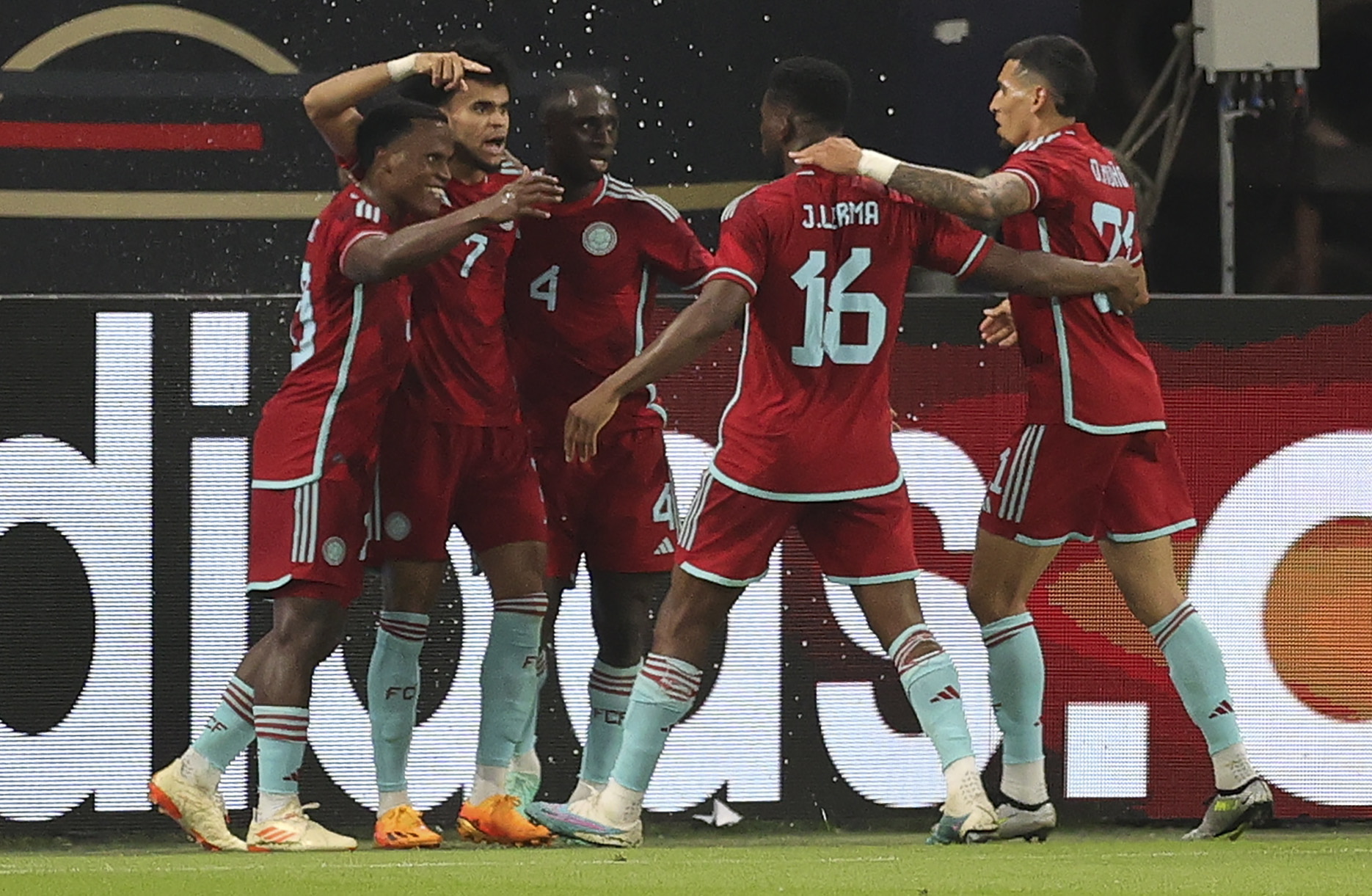 Gelsenkirchen (Germany), 20/06/2023.- Colombia'Äôs Luis Fernando Diaz Marulanda (2-L) celebrates with teammates after scoring the 1-0 lead during a friendly soccer match between Germany and Colombia in Gelsenkirchen, Germany, 20 June 2023. (Futbol, Amistoso, Alemania) EFE/EPA/FRIEDEMANN VOGEL