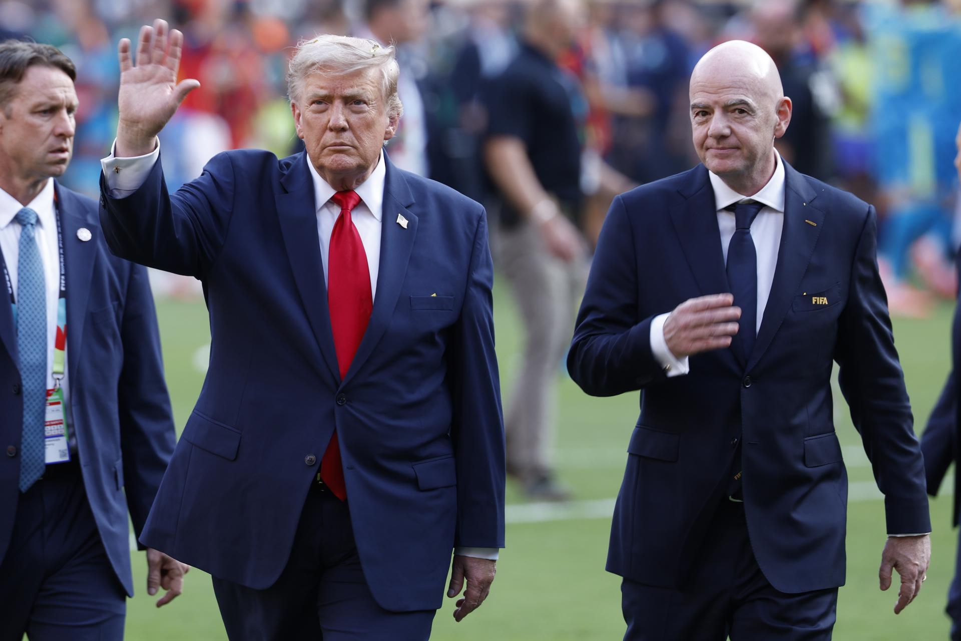 EAST RUTHERFORD (United States), 20/07/2026.- US president Donald Trump (L) and FIFA President Gianni Infantino (R) leave the field after the victory ceremony of the FIFA World Cup 2026 final match Spain against Argentina, in New Jersey, USA, 19 July 2026. (España) EFE/EPA/SHAWN THEW