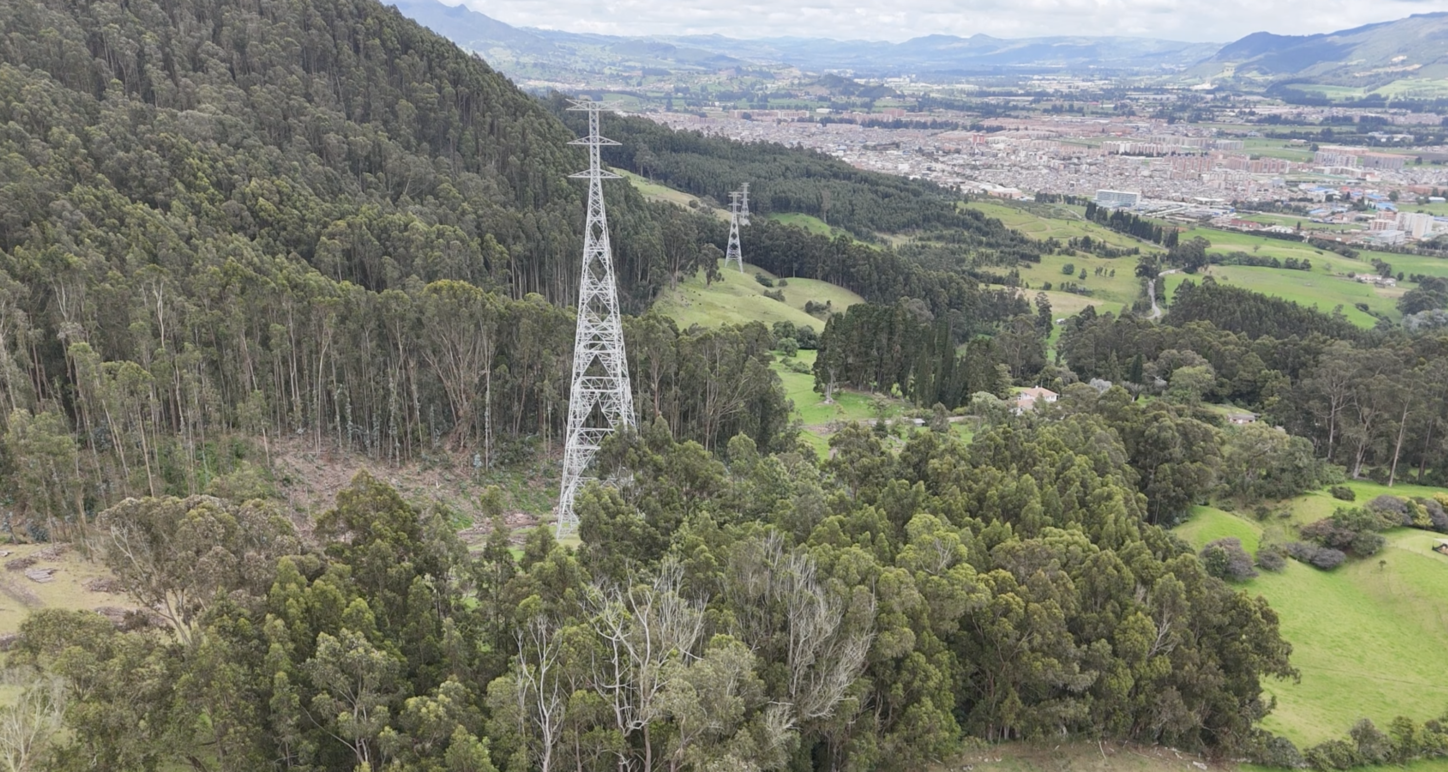 La suspensión solo abarca el tramo más polémico del proyecto: el trayecto final, de 15,6 kilómetros y 29 torres, que pasa por los municipios de Tabio y Cogua.