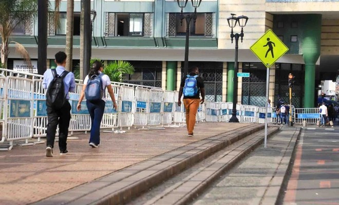 La medida busca reducir la contaminación, promover el uso del transporte público y fomentar medios sostenibles como la bicicleta y la caminata.