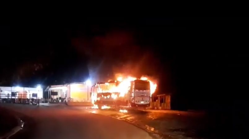 22 estudiantes de la Universidad Tecnológica del Chocó hacían una parada en un restaurante del sector conocido como 'El Seis', donde dos encapuchados prendieron fuego al vehículo.