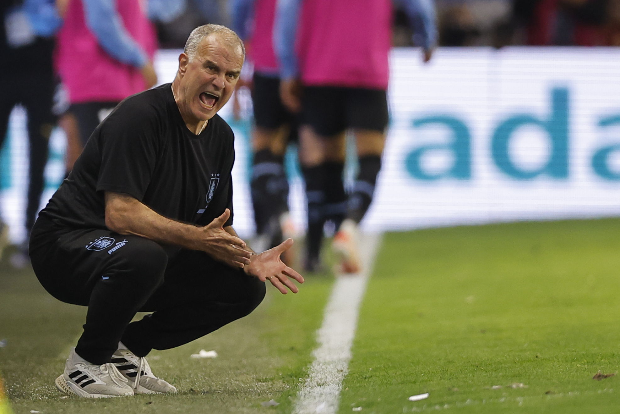 AMDEP3193. BUENOS AIRES (ARGENTINA), 16/11/2023.- El seleccionador de Uruguay Marcelo Bielsa reacciona hoy, en un partido de las Eliminatorias Sudamericanas para la Copa Mundial de Fútbol 2026 entre Argentina y Uruguay en el estadio La Bombonera en Buenos Aires (Argentina). EFE/ Juan Ignacio Roncoroni