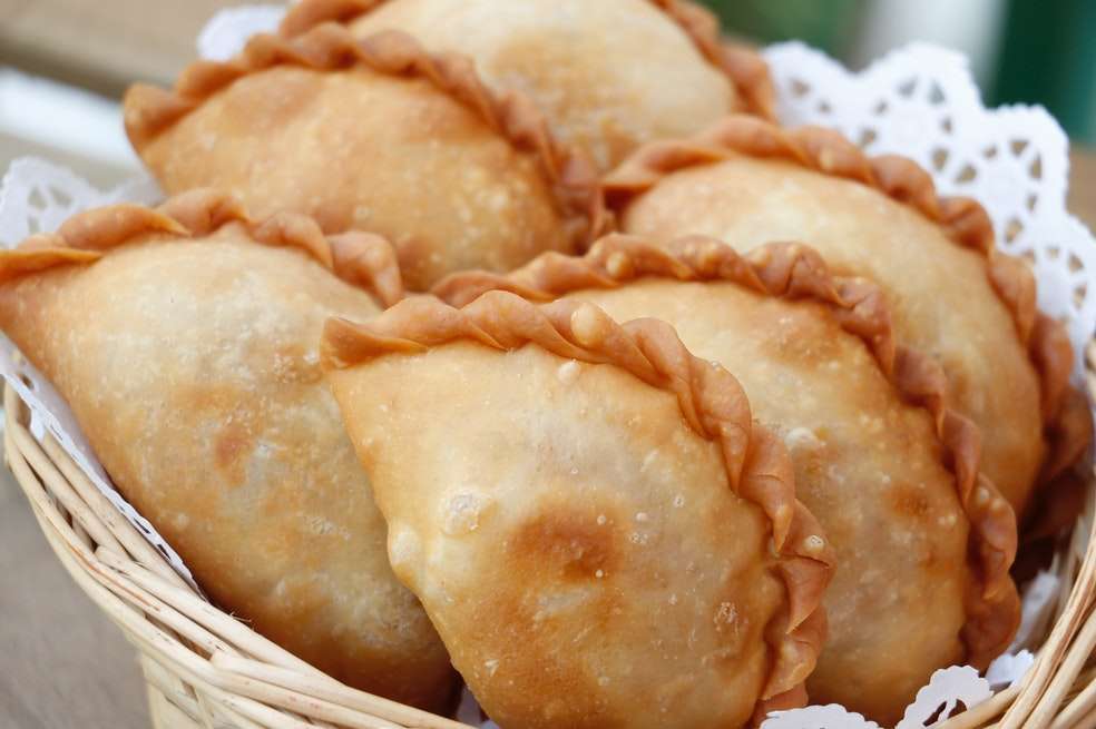 Estos son los ingredientes y la receta para que hagas unas crocantes empanadas hawaianas.
