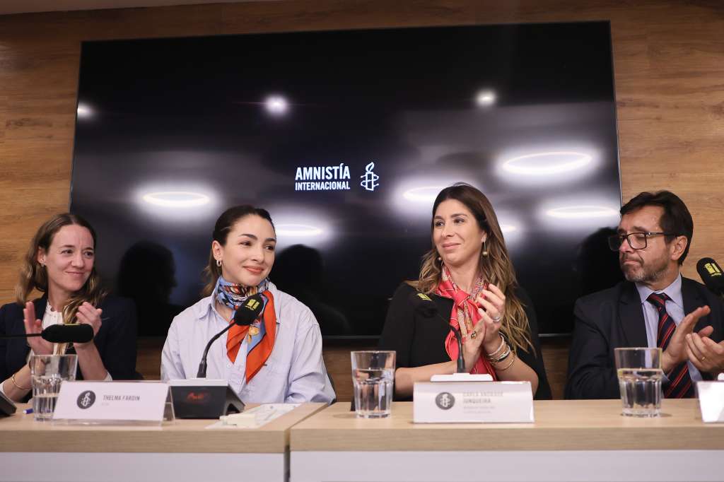 AME3139. BUENOS AIRES (ARGENTINA), 10/06/2024.- Desde la izquierda, la directora adjunta de Amnistía Internacional, Paola García Rey; la actriz Thelma Fardín; la abogada Carla Andrade Junqueira, y el abogado de Fardín, Martin Arias Duval, participan de una rueda de prensa este lunes en Buenos Aires (Argentina). La Justicia de Brasil condenó este lunes a 6 años de prisión al actor Juan Darthés por el abuso sexual de la actriz argentina Thelma Fardin cuando ésta tenía 16 años y ambos estaban de gira en Nicaragua. EFE/ Stringer