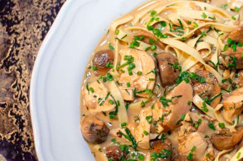 Prepara Stroganoff de pollo en menos de 30 minutos