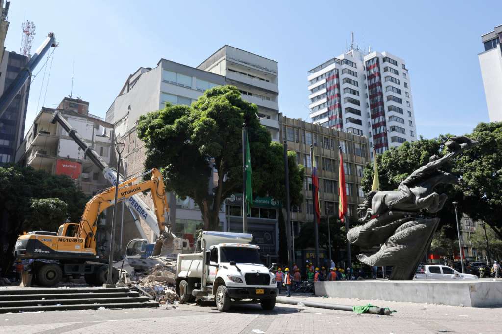 AME7989. PEREIRA (COLOMBIA), 11/08/2026.- Trabajadores retiran escombros de la Plaza de Bolívar tras el terremoto de magnitud 7,4 que sacudió la víspera la mayor parte de Colombia, este martes en Pereira (Colombia). El número de personas muertas por el devastador terremoto de magnitud 7,4 que sacudió el lunes a Colombia aumentó a 169, mientras que los heridos son 668, según un balance parcial divulgado por la Asociación Colombiana de Ciudades Capitales (Asocapitales). EFE/ Carlos Ortega
