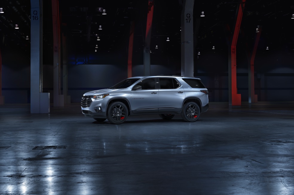 La nueva edición especial Redline de Traverse llega al país con un look más deportivo y varios acabados exteriores en color negro. / Cortesía
