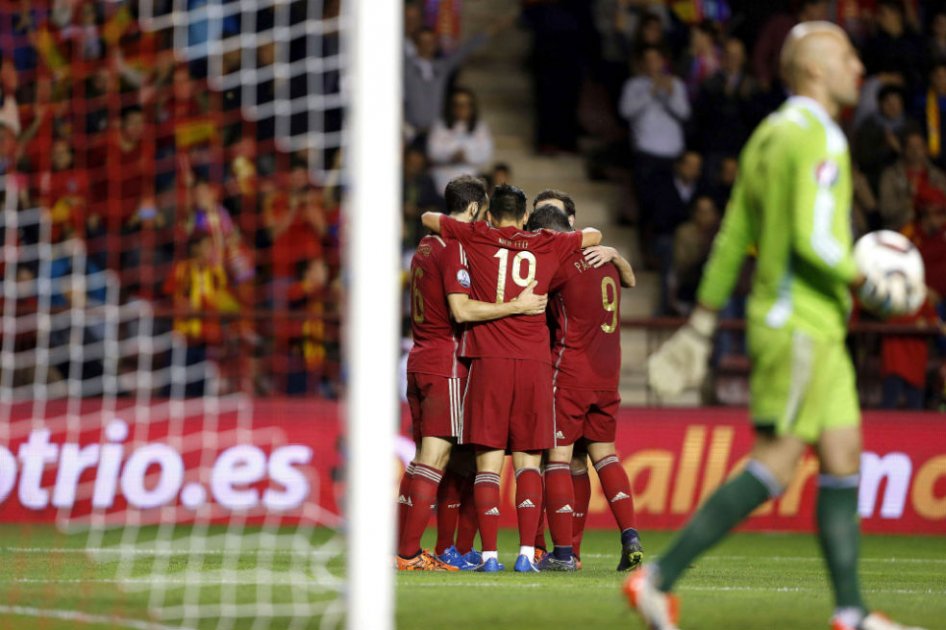 Jugadores de la selección de España celebran su cuarto gol ante Luxemburgo, conseguido por Santi Cazorla. Foto: EFE