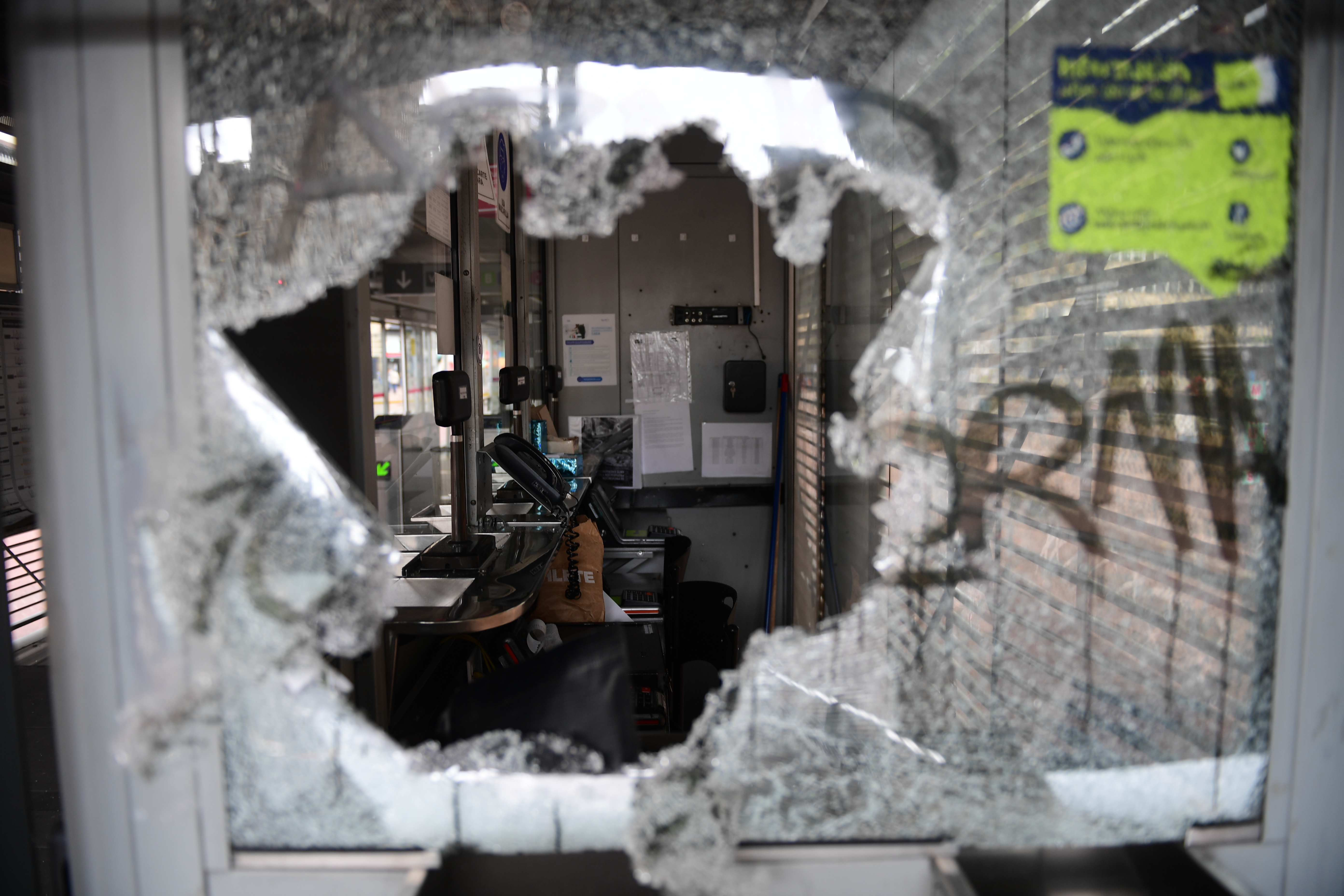 Aspecto de los daños causados por el vandalismo en la ciudad de Bogotá. Durante el Paro Nacional por reforma tributaria.