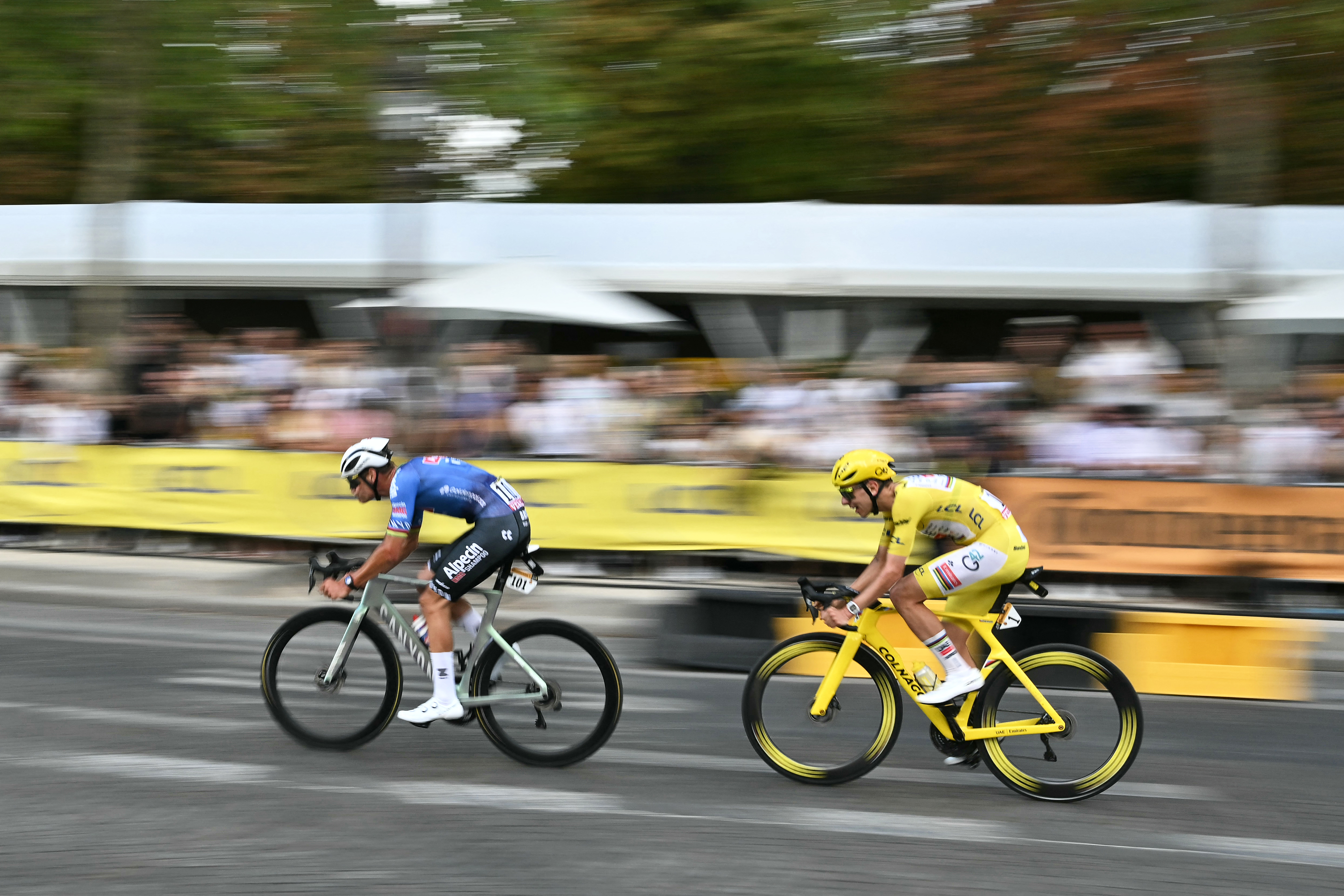 Alpecin - Premier Tech team's Dutch rider Mathieu van der Poel and UAE Team Emirates - XRG's Slovenian rider Tadej Pogacar, wearing the overall leader yellow jersey, cycle on the Avenue des Champs-Elysees during the 21st stage of the 113th edition of the Tour de France cycling race, 88,7 km starting and finishing in Paris, on July 26, 2026. (Photo by Jeff PACHOUD / AFP)