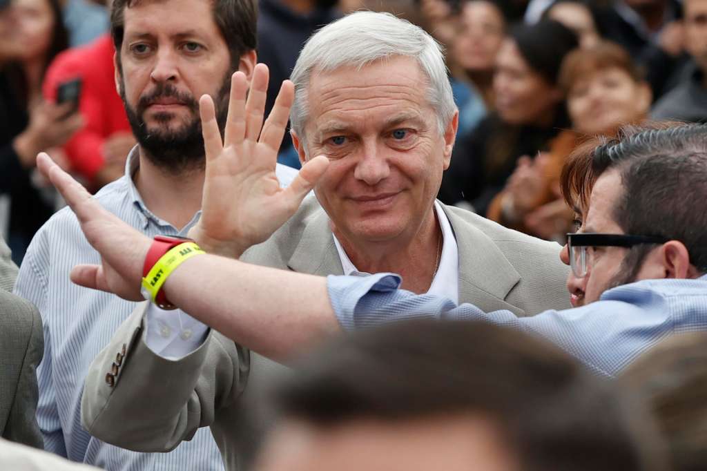 AME8144. PAINE (CHILE), 14/12/2025.- El candidato a la Presidencia de Chile por el Partido Republicano y Social Cristiano, José Antonio Kast, saluda a su llegada a votar este domingo, durante la segunda vuelta presidencial en Chile en Paine (Chile). EFE/ Elvis González