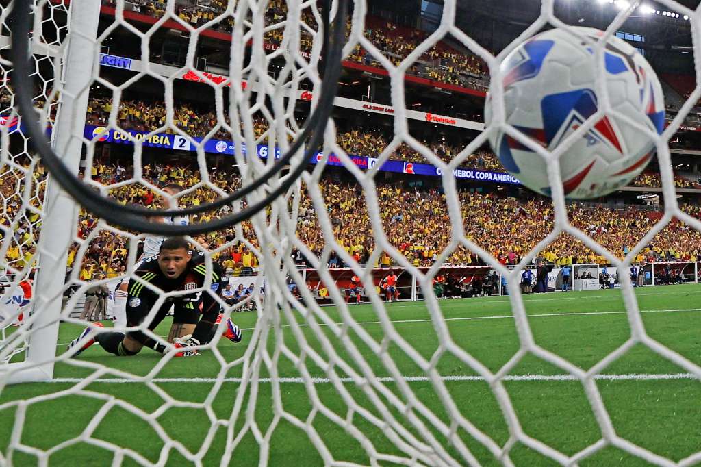 Glendale (United States), 28/06/2024.- Goalkeeper Patrick Sequeira (L) of Costa Rica watches as the ball hits the net on a goal by forward Jhon Cordoba of Colombia during the second half of the CONMEBOL Copa America 2024 group D soccer match between Colombia and Costa Rica, in Glendale, Arizona, USA, 28 June 2024. EFE/EPA/JOHN G. MABANGLO