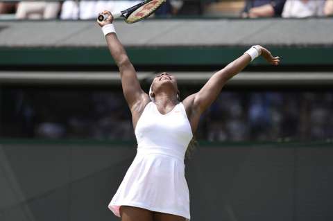 Serena Williams sigue con pie firme la defensa del título