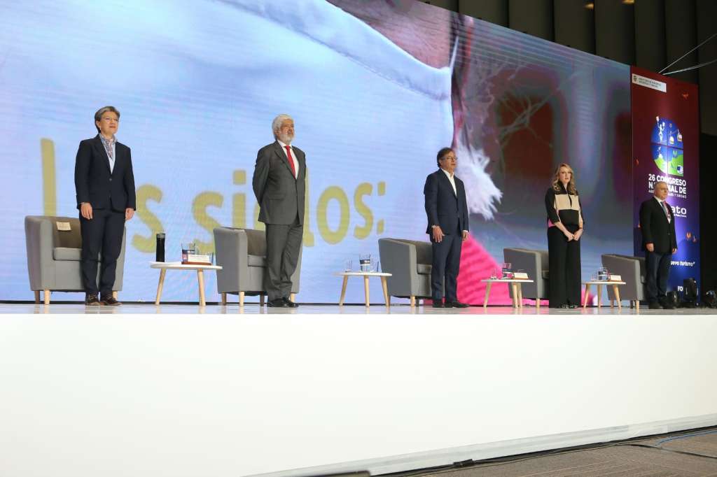 Claudia López, alcaldesa de Bogotá; Germán Umaña, ministro de Comercio, Industria y Turismo; Gustavo Petro, presidente de Colombia; Paula Cortés, presidenta ejecutiva de Anato; y Alonso Monsalve Gómez, presidente de la Junta Directiva Nacional de Anato.