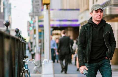 Fonseca estrena la canción "Lo que ayer era normal"