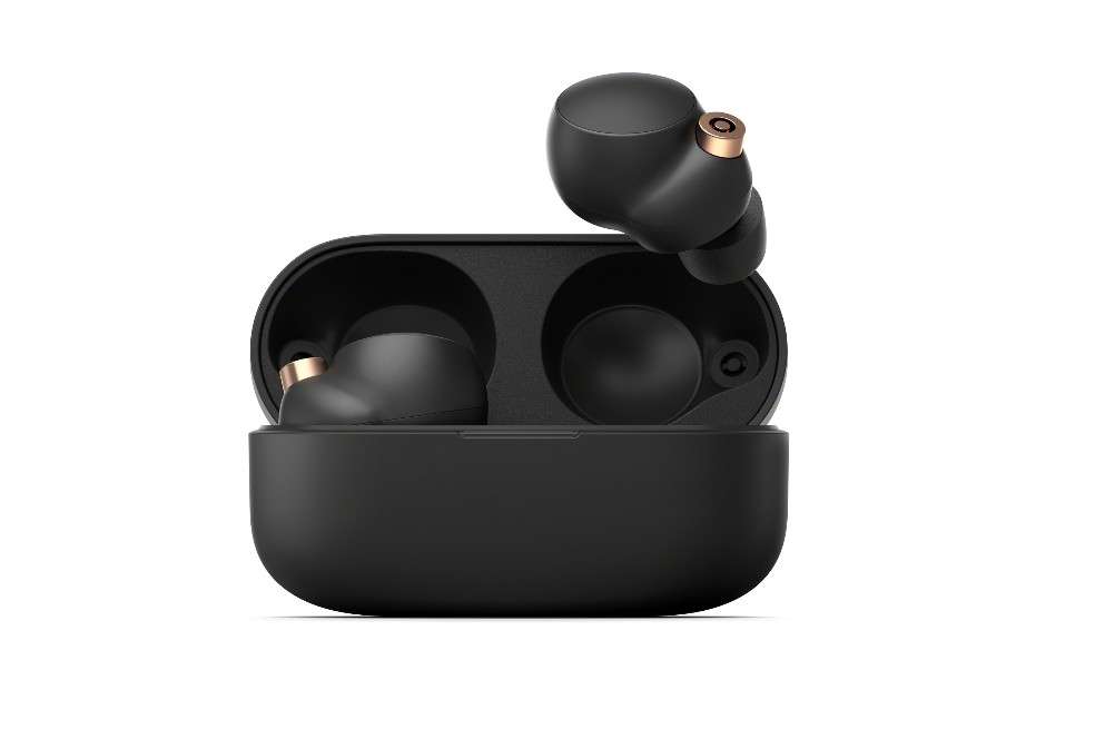 Los auriculares son sobrios y tienen algunos toques de dorado que le dan una apariencia elegante.
