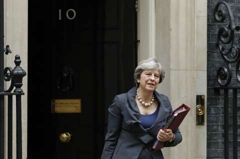 May defiende con firmeza su plan para el "brexit" frente a múltiples desafíos