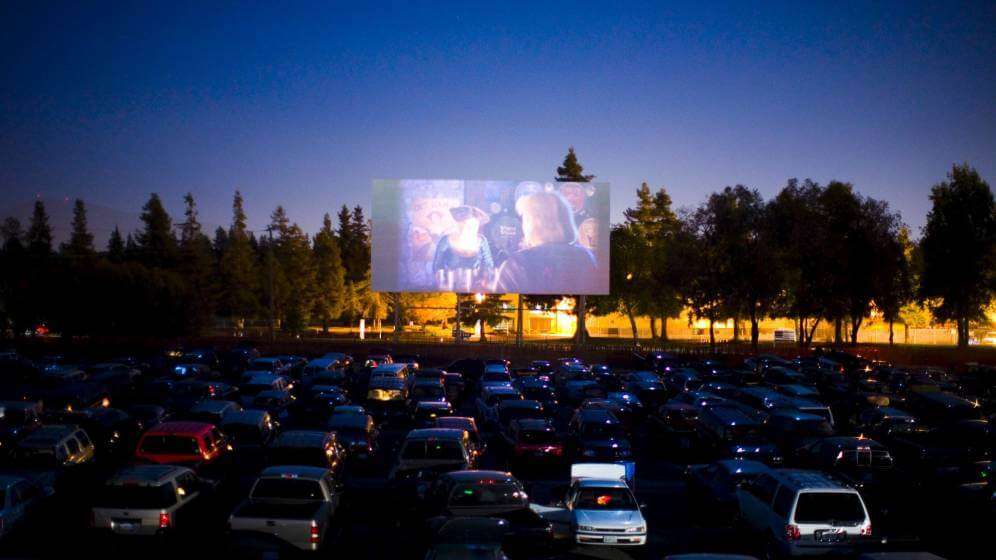 Los "Autocines" en tiempos de epidemia vuelven a ser una opción para el entretenimiento. / EFE