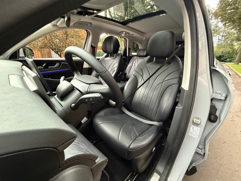 Chery Tiggo 9 cuenta con 14 altavoces firmados por Sony dentro de su cabina. Además, lleva un centro multimedia con pantalla táctil de 15,6”.