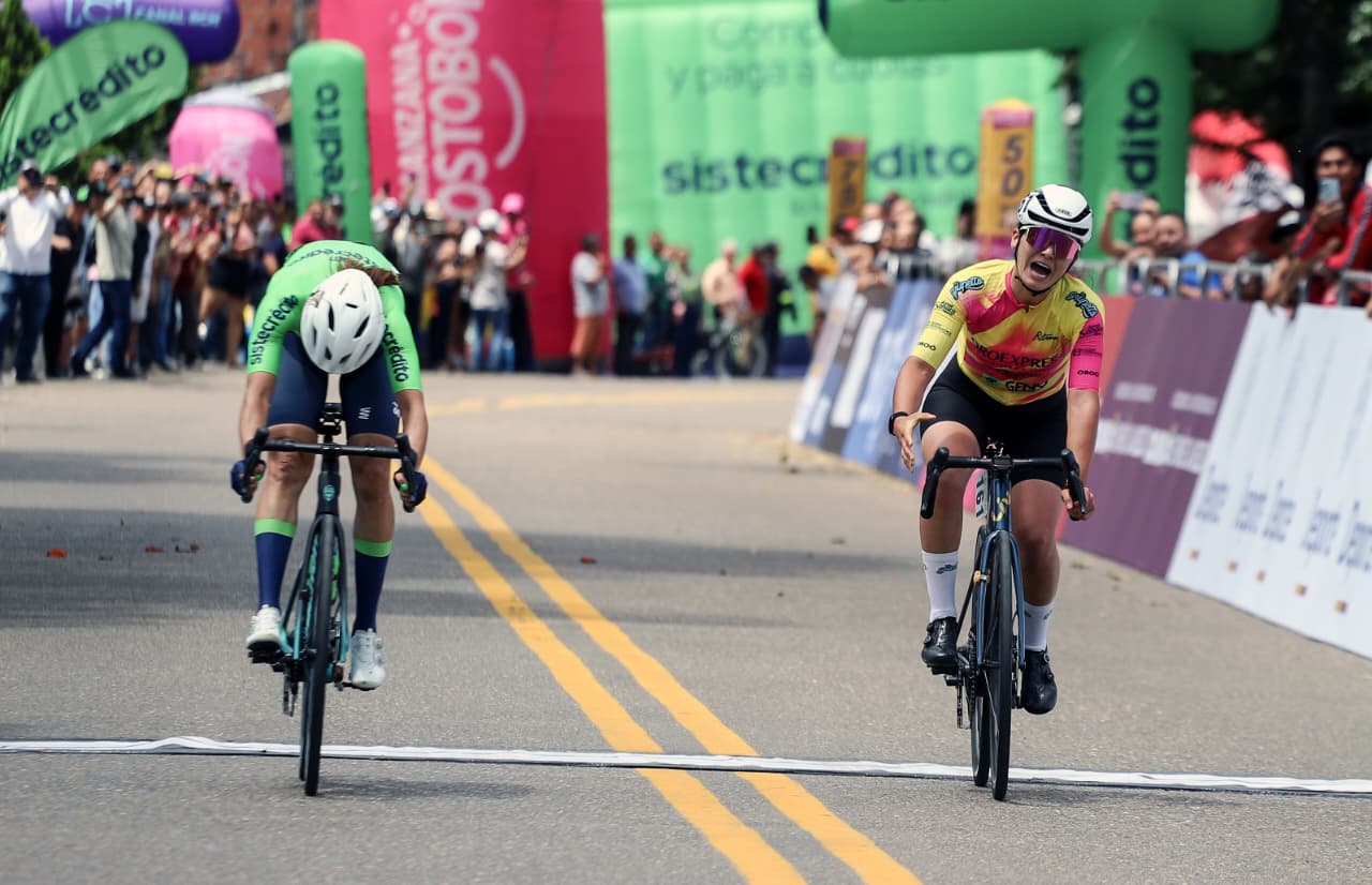 Diana Peñuela (izq.) se impuso a Angie Londoño en el esprint con el que se definió la segunda etapa de la Vuelta a Colombia Femenina 2026.