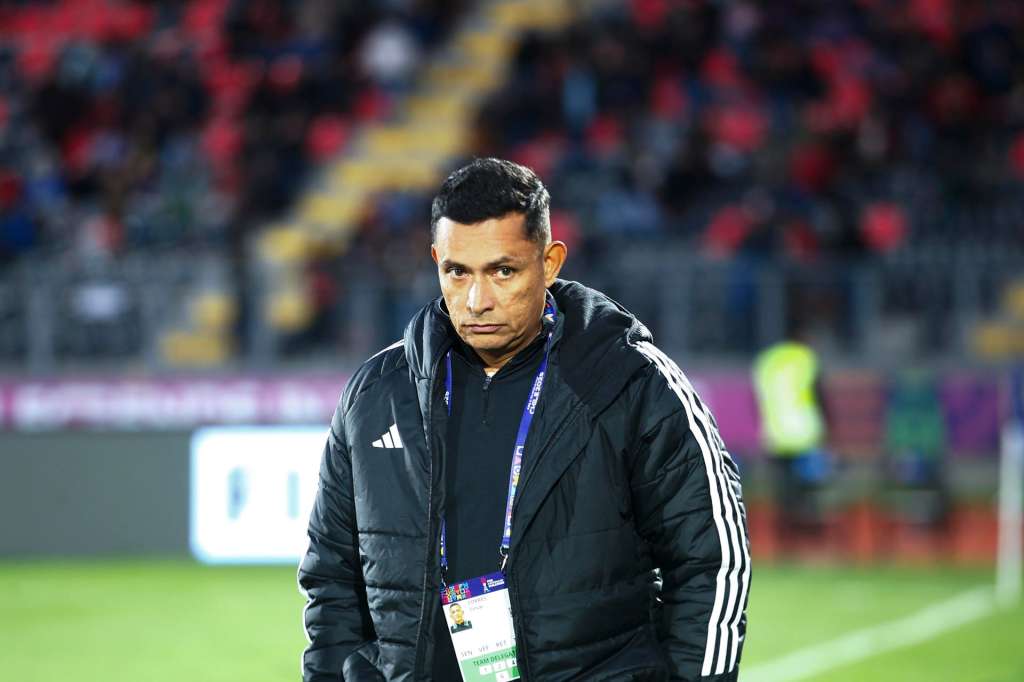 AMDEP5466. TALCA (CHILE), 05/10/2025.- El entrenador de Colombia, César Torres Ramírez, da indicaciones este domingo, en un partido del grupo F de la Copa Mundial Sub-20 entre Nigeria y Colombia en el estadio Fiscal de Talca, en Talca (Chile). EFE/ Benjamín Hernández