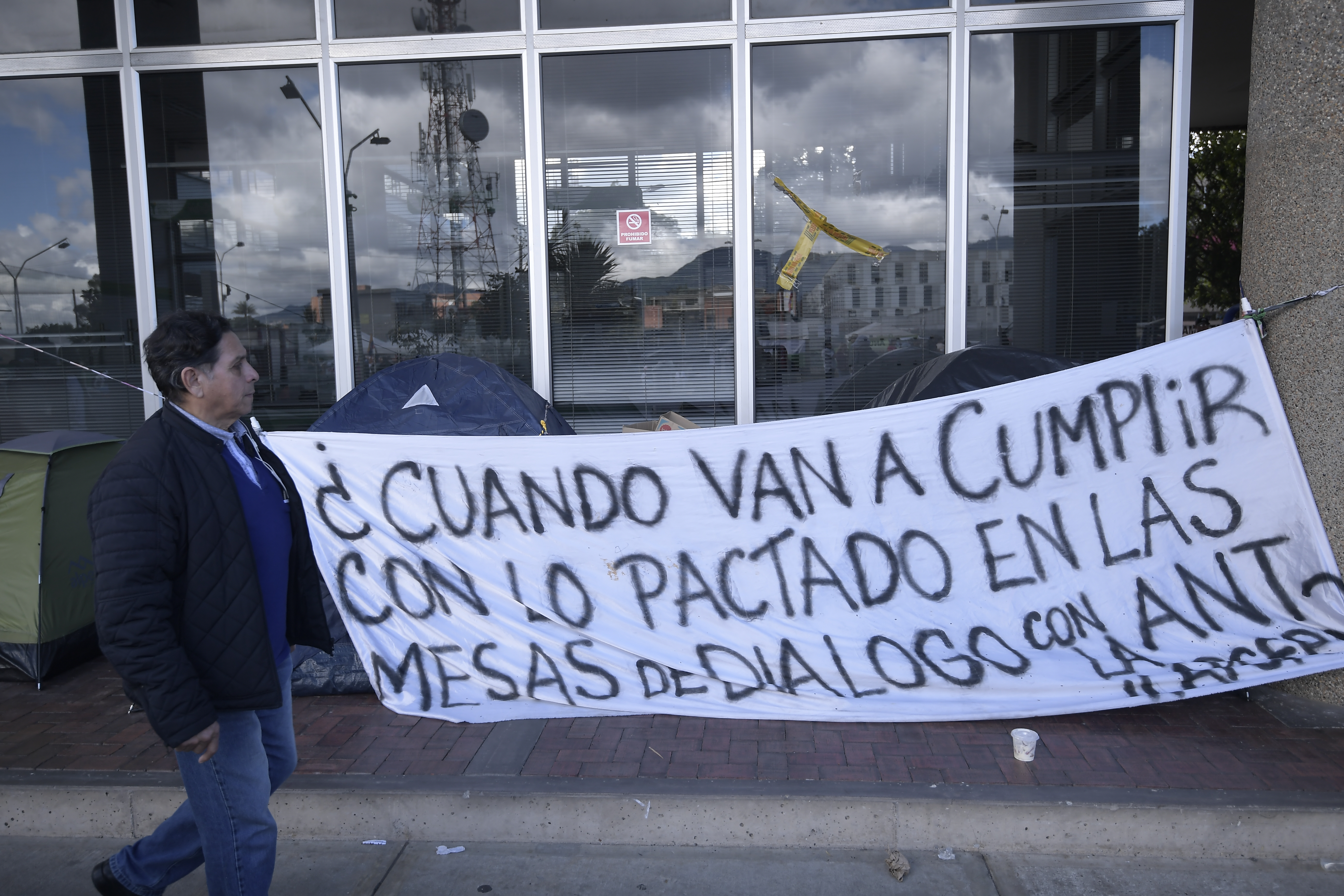 Un grupo de campesinos protestaron y se instalaron de forma pacífica en las instalaciones de la Agencia Nacional de Tierras (ANT), para exigir el cumplimiento de los compromisos relacionados con el avance y la implementación de la Reforma Agraria.