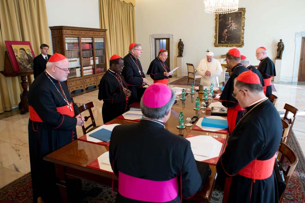 El papa Francisco durante una reunión con varios cardenales en la biblioteca de su residencia en la Ciudad del Vaticano.  / EFE