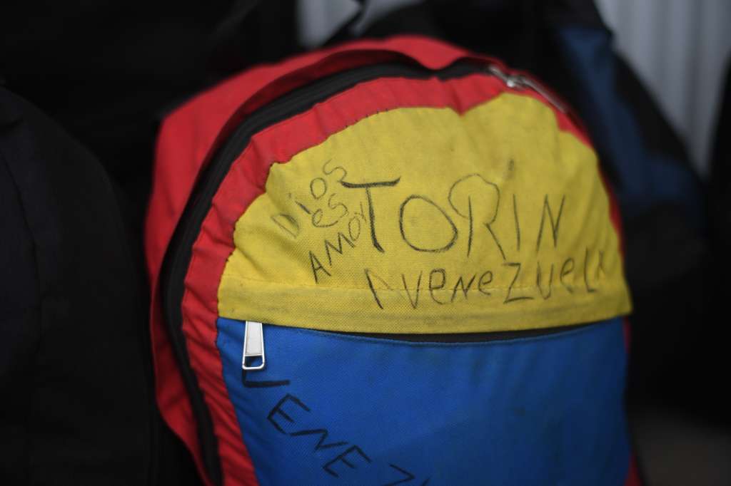 Familias de migrantes venezolanos esperan en el puente Rumichaca, frontera entre Colombia y Ecuador, la reapertura de este punto fronterizo hacia la población ecuatoriana de Tulcán.