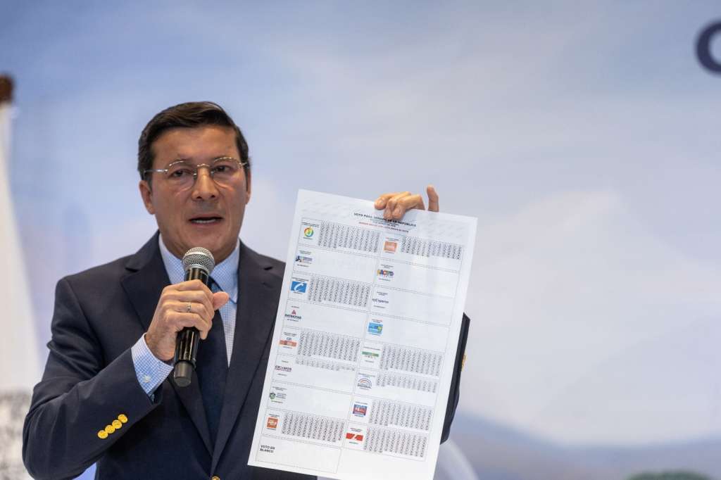Registrador Hernán Penagos con tarjetón electoral