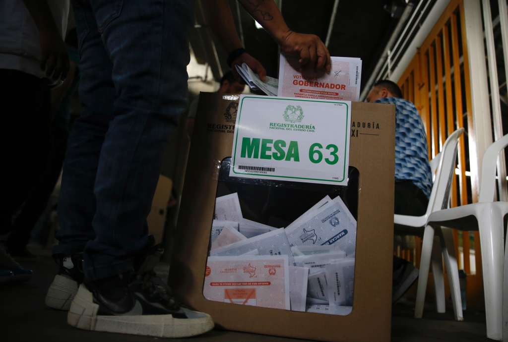 CALI (COLOMBIA), 29/10/2023. Ciudadanos votan en las elecciones regionales y locales hoy, en un colegio electoral en Cali (Colombia). EFE/ Ernesto Guzmán