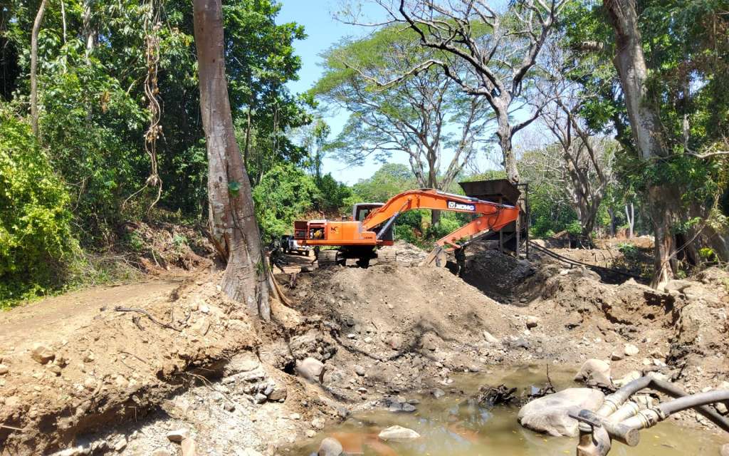 El Ejército Nacional destruyó maquinaria y equipos que se encontraban en el complejo de minería ilegal.