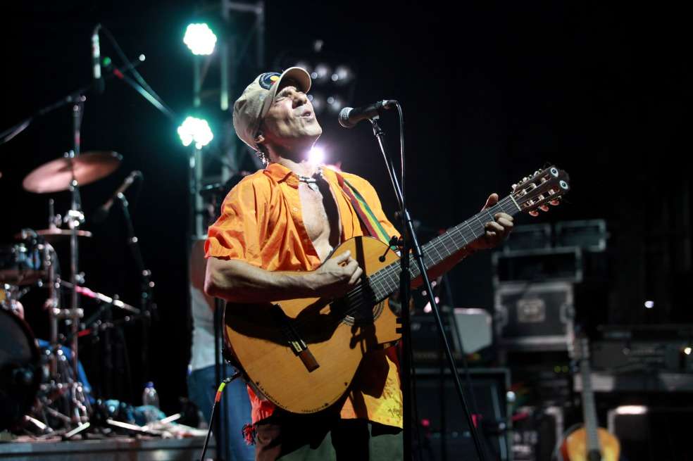 En esta fotografía del 7 de marzo de 2015, Manu Chao actúa con su banda La Ventura durante un festival de música que pide la protección de la selva amazónica, en el Parque Orellana, en Leticia, Colombia.
