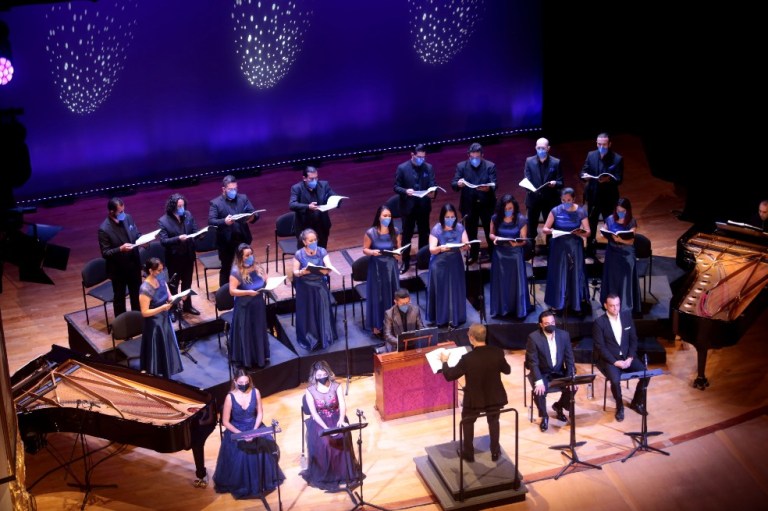 “Cuando abro mi partitura, veo en el escenario a mis compañeros  me meto en ese universo de música que es lo que me hace realmente feliz y aunque es un coro uno se siente un solista”, Lucia Sepúlveda, soprano, es la más joven del coro, tiene 23 años.