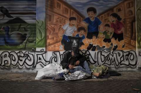 Una noche en la Bogotá oscura con el equipo que lleva salud a habitantes de calle