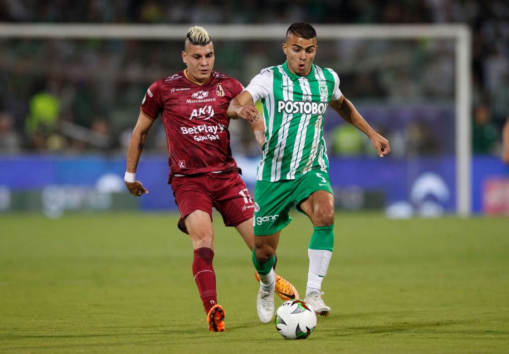AMDEP1636. MEDELLÍN (COLOMBIA), 22/06/2022.- Jhon Duque (d) de Nacional disputa el balón con Michael Rangel de Tolima hoy, en el partido de ida de la final de la Liga Profesional de Colombia entre Atlético Nacional y Deportes Tolimaen el estadio Atanasio Girardot en Medellín (Colombia). EFE/Luis Eduardo Noriega A.