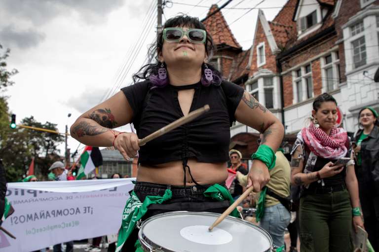 El país es referente regional, pero todavía existen barreras de acceso, sobre todo para mujeres rurales, indígenas, hombres trans y personas no binarias.