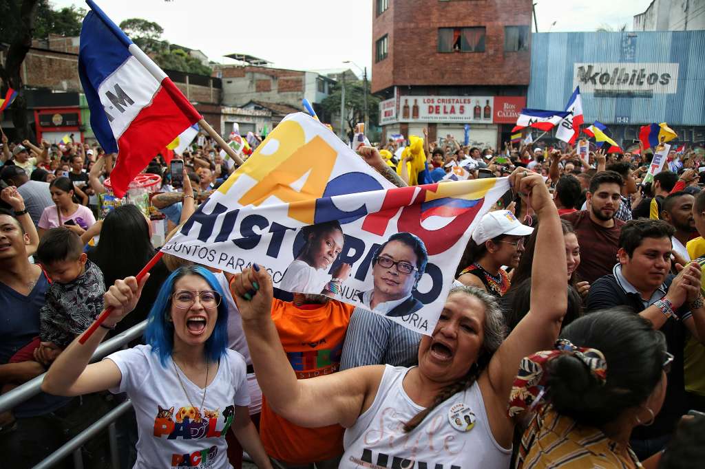 AME7719.CALI (COLOMBIA), 19/06/2022.- Simpatizantes del presidente electo de Colombia, Gustavo Petro, celebran tras los resultados de las elecciones presidenciales hoy, en Cali (Colombia). EFE/ Pablo Rodríguez
