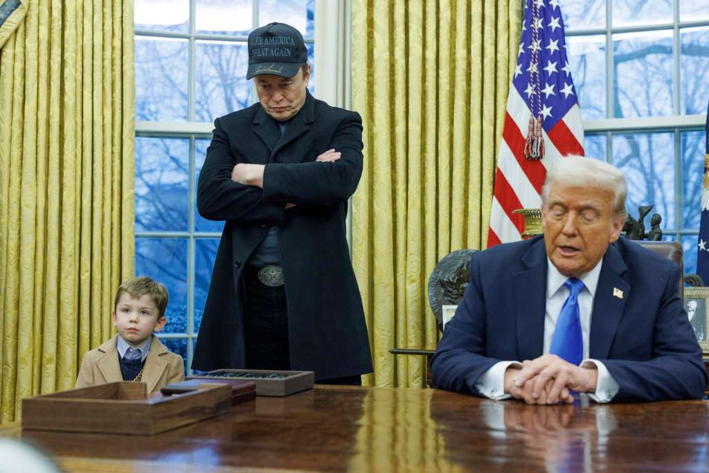 ASCH4166. BOGOTÁ (COLOMBIA), 28/05/2025.- Fotografía de archivo del 11 de febrero de 2025 del presidente de los Estados Unidos, Donald Trump (d), junto al magnate Elon Musk durante una reunión en la despacho oval de la Casa Blanca, en Washington (EE.UU.). Musk anunció este miércoles su salida del Gobierno de Trump, tras expresar "decepción" por el megaproyecto fiscal y presupuestario del republicano, que - según dijo- "socava" su trabajo como asesor de eficiencia. EFE/EPA/Aaron Schwartz / POOL/ ARCHIVO
