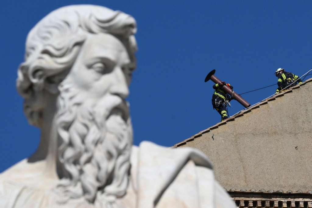 FOTODELDIA Ciudad del Vaticano, 02/05/2025.- Técnicos instalan una chimenea en el techo de la Capilla Sixtina en la Ciudad del Vaticano, este viernes, antes del cónclave para elegir un nuevo Papa que comenzará el 7 de mayo. EFE/ETTORE FERRARI
