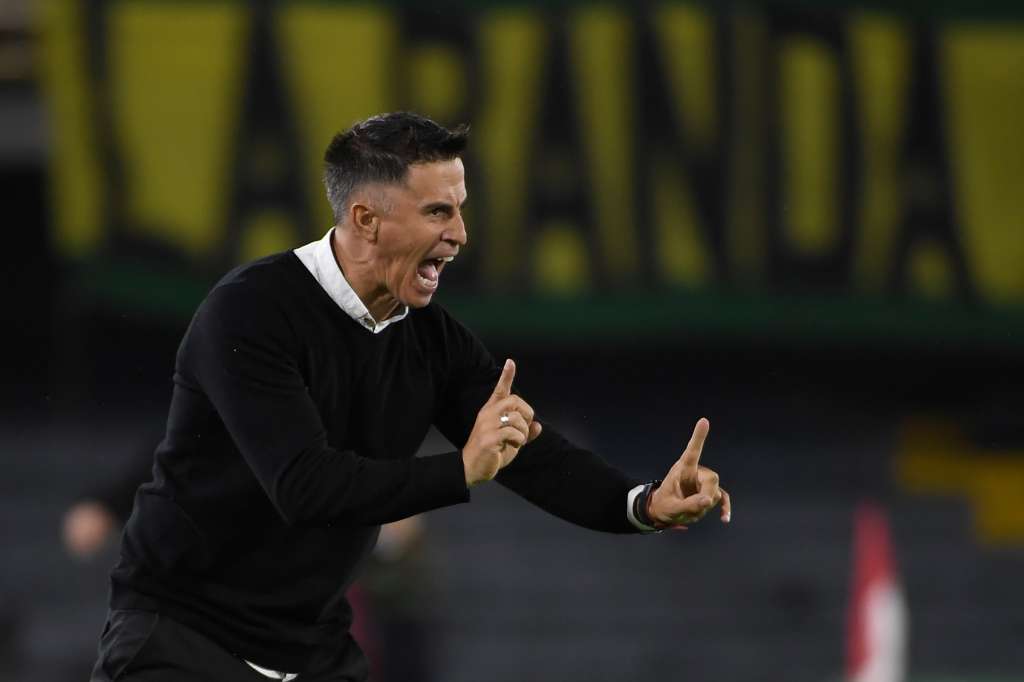 Exfutbolista y director técnico uruguayo que dirige a Independiente Santa Fe.