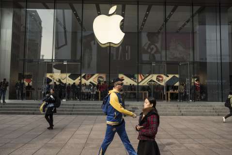 Trump impondría aranceles del 25 % a Apple si no fabrica los iPhone en EE. UU.