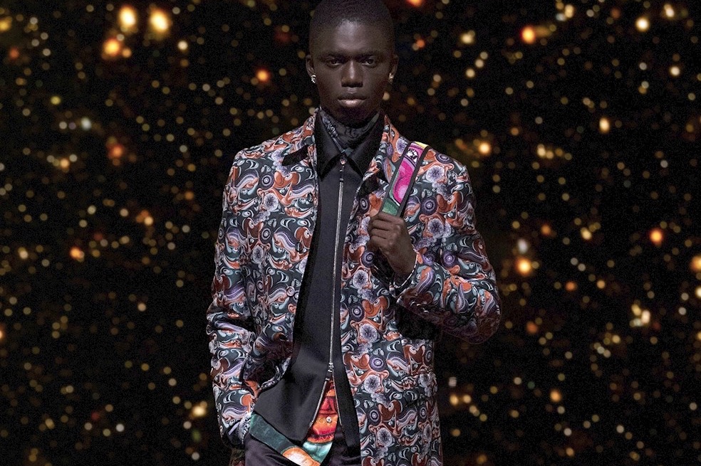 Esta colección, a la que quería dar un toque "divertido y ligero", juega con las siluetas clásicas de Dior y el universo del artista estadounidense Kenny Scharf