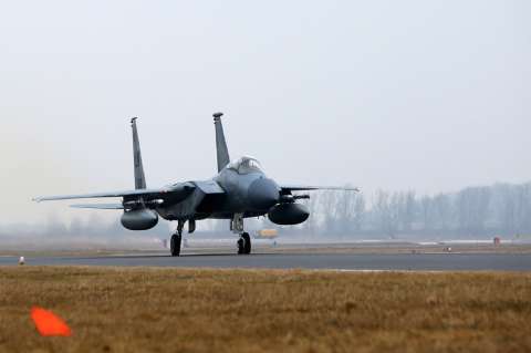 Primer caza estadounidense derribado sobre Irán; lanzan intensa búsqueda de los pilotos