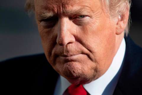 Trump dice que periodistas que lo critican son "locos lunáticos"