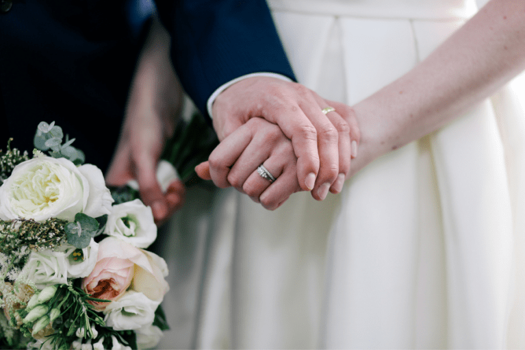 ¿En qué mano se pone el anillo de matrimonio? Lo podrías estar haciendo mal