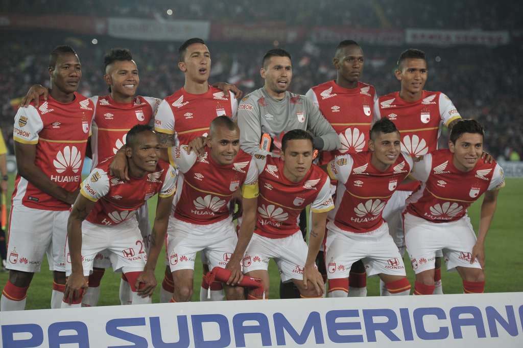 Jugadores de Santa Fe, en el partido ante Nacional de Uruguay, disputado en el estadio El Campín de Bogotá por la segunda fase de la Copa Sudamericana 2015.