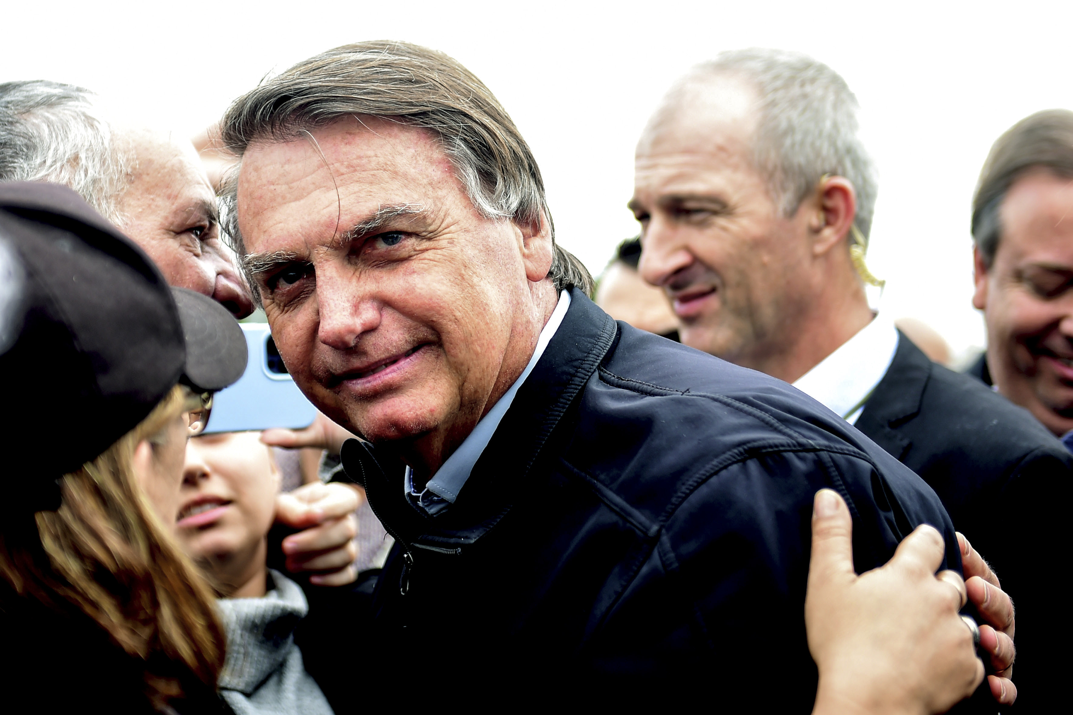 BRA01. PORTO ALEGRE (BRASIL), 22/06/2023.- El expresidente brasileño Jair Bolsonaro es recibido hoy por simpatizantes en Porto Alegre, Río Grande do Sul (Brasil). El Tribunal Superior Electoral de Brasil abrió este jueves la primera audiencia de un juicio en el que analizará los supuestos abusos cometidos por el expresidente Jair Bolsonaro durante la campaña para los comicios de octubre del año pasado. El líder de la ultraderecha está acusado de abusar de su posición como jefe de Estado para promover su candidatura y mantener una dura campaña de descrédito contra la propia Justicia electoral y las instituciones democráticas. EFE/Ricardo Rimoli
